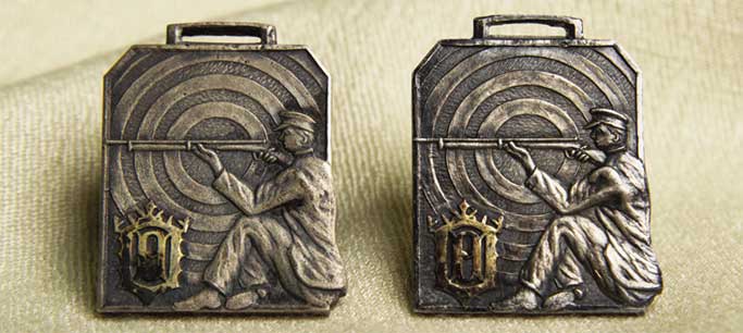 法政大学予科の軍事教練関連と思われるメダル（1931［昭和6］年）。右のメダルは銀製。