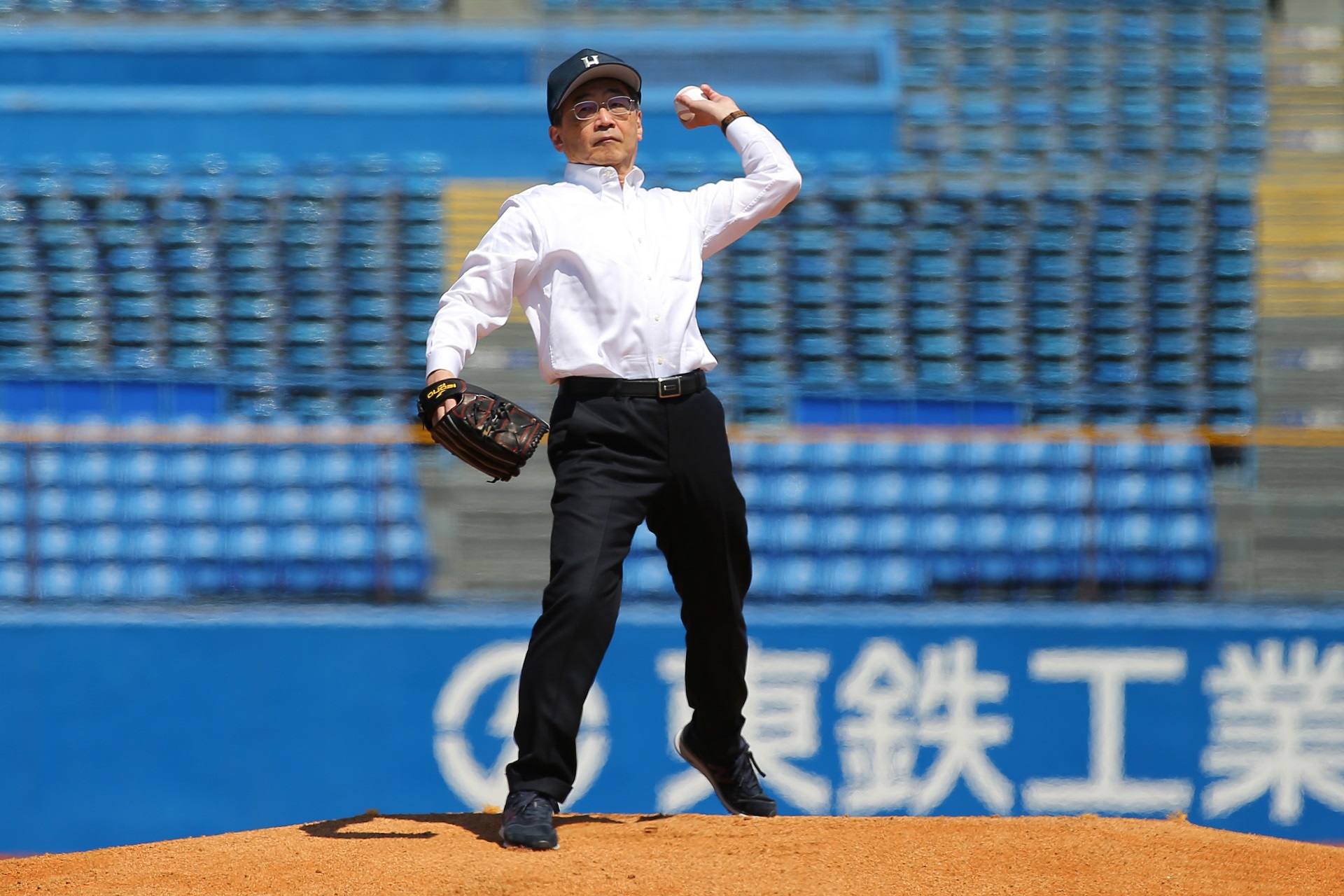 東京六大学野球で廣瀬克哉総長が始球式を行いました :: 法政大学