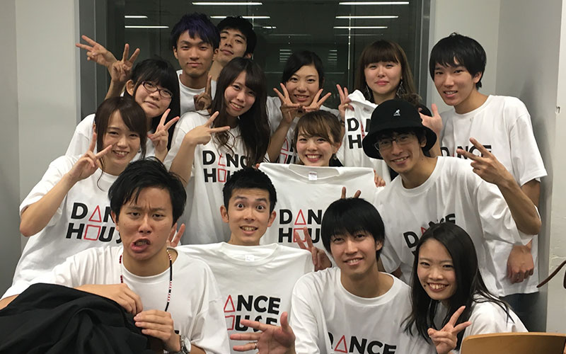 ダンスサークル「小金井Groovy（グルービー）」ではハウスダンスに打ち込み、3キャンパスのダンスサークルの合同イベントの運営なども行った（前列右端が佐々木さん）