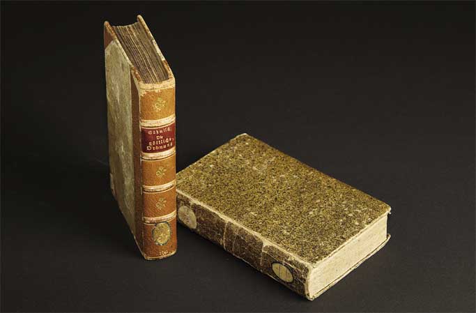 『神の秩序』初版本。左が1741年版、右が42年版で、装幀は41年版のほうがしっかりしている。1967（昭和42）年にこの41年版が写真版により復刻刊行された。また、初版の邦訳は1949（昭和24）年に高野岩三郎・森戸辰男両氏の訳で「統計学古典選集」第13巻（第一出版）として刊行されている。