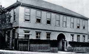 九段上校舎は明治時代を代表する建築家・山口半六（1858－1900）が設計。熊本大学五高記念館（熊本・重要文化財）や四高記念文化交流館（石川・同）など多くの学校建築を手がけたことで知られる