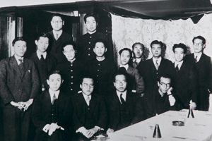 1932（昭和7）年撮影。前列右から2人目が三木清、後列右から2人目が桝田啓三郎。三木の右隣には後の法政大学総長・谷川徹三の姿も