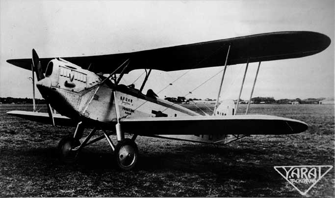 「青年日本号」。全幅9.8m、全長7.52mの機体は石川島飛行機製作所製で、英国製シーラス・ハーメス105馬力エンジンを装着。出発に際し、8月開港を控えた東京飛行場の使用を特別に許され、出発の様子はベルリン五輪（1936）での「前畑ガンバレ！」の実況で知られる河西三省（かさい・さんせい）アナウンサーにより全国に放送された。ちなみに、出発日の5月29日は内田百間（門構えに月）の誕生日だった。