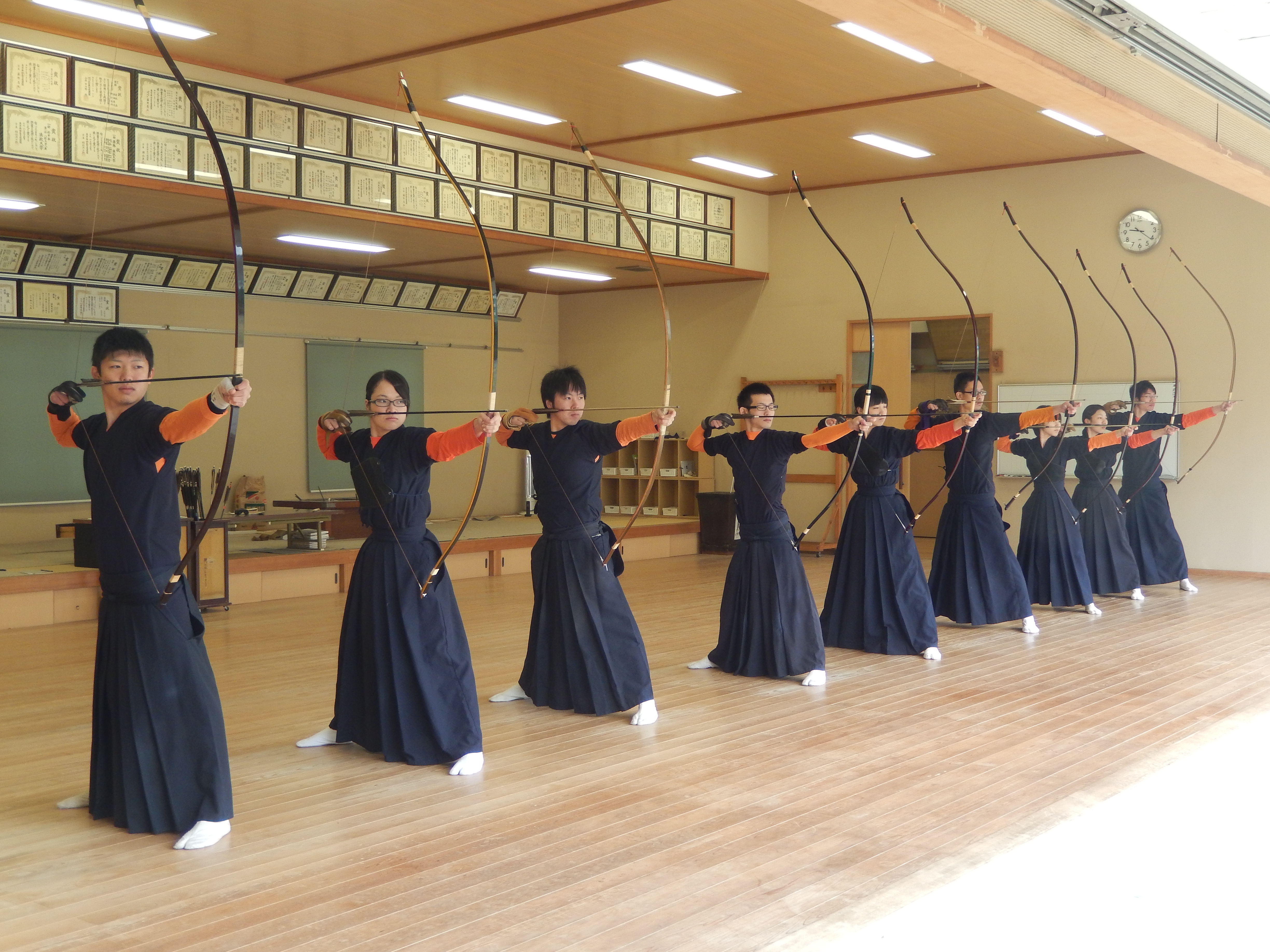 創立1922年 【東京都学生弓道連盟　男子１部リーグ、女子１部リーグ所属】 流派：日置流印西派。戦後の復活は遅れたが、故杉田監督(名誉師範)の下、昭和45年全日本学生選手権で初優勝、男子は昭和48年に東京都1部リーグへ昇格。以降40年間降格することなく1部リーグの座を保持(最長記録更新中)。女子は平成26年に東京都１部リーグに昇格。   現在までの優勝回数は全日本学生選手権9回、全日本学生王座決定戦男子12回、全関東学生選手権男子12回、1部リーグ戦男子14回、全国大学選抜男子10回女子1回、新人戦男子1