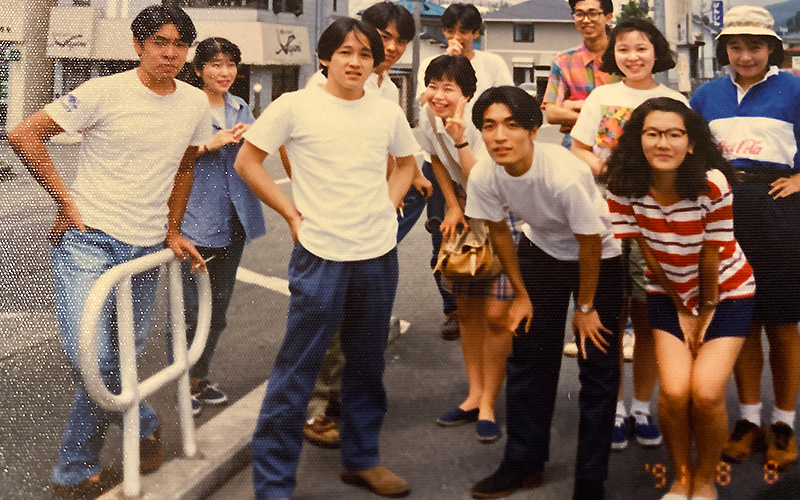 徳永ゼミのゼミ合宿にて。前列右から2人目が青木さん。