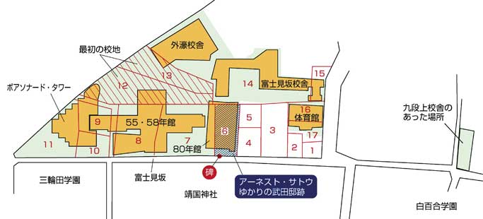 市ケ谷キャンパスの現在の校舎配置図に明治後期〜大正期の地番（赤文字）を重ねた略図（編集部作成）。80年館と重なる6番地（斜線部分）がアーネスト・サトウゆかりの屋敷跡。赤丸が碑の建立場所だ。12・13番が最初の校地で、当時の東京銀行から購入した。ここには1889（明治22）年の中学校令に基づく私立中学校、明治義会尋常中学校を設立した塩谷吟策氏（しおのや・ぎんさく）が住み、中学校も同所にあったようだ。外濠校舎の敷地部分は昭和初期に大蔵省から払い受けた。7番地から11番地にかけては、戦後の1950（昭和25）年