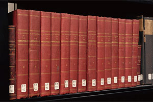 フランスの無政府主義者ピエール・プルードンの『財産とは何か？』（1840年）。研究所ではこの全集のほか著作72点を所蔵している
