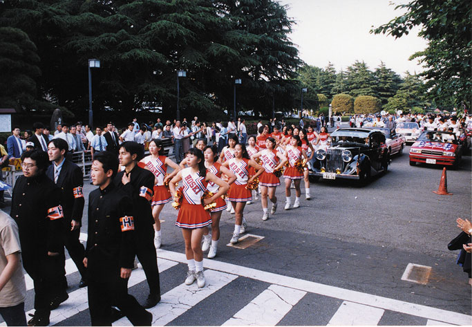 96年の東京六大学野球春季リーグでの優勝パレードを先導するジャガーの勇姿。運転は自動車部OBが担当している。ジャガーが登場する前は、自動車部保有の1936年式トヨタフェートンが優勝パレードに使われていた。この車は現在、愛知県のトヨタ博物館に展示されている。