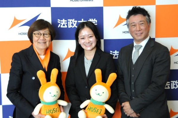 集合写真（左から：Diana Khor総長、渡辺倫果選手、竹内洋輔監督）