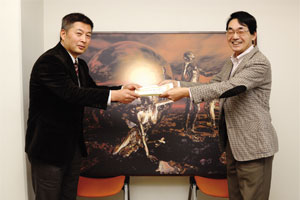 2007年12月17日、多摩キャンパスの社会学部長室で壽福眞美社会学部長（当時）より額田誠氏へ、今回の絵画寄贈に対する感謝状が手渡された。