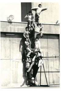 55・58年館の屋上で学部の友人（写真やや上の3人横に並んでいる左端が宮嶋さん）
