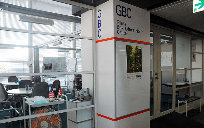 小金井キャンパス西館1階にあるガラス箱オフィスセンター（GBC）。佐々木さんは在学時にGBCの学生アシスタントとして活動していた