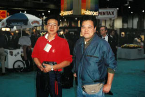 広告宣伝担当として1990年に訪れた米国ラスベガスのカメラ展示会 （左が宮嶋さん）