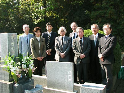 左から３名が薩垂正邦先生のご子孫 平林総長、堀江常務理事、柳沼常務理事、宇田川所長、洞口前所長