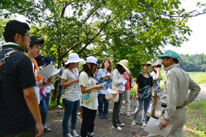 4. 基于實地研究（field study）的日本及海外現場體驗  實地研究（field study）是走出校園，深入實際現場的體驗式學習。課程多種多樣，日本國內有城市建設（地區振興）、農業、地區福祉、文化、環境經營、能源、公害對策、自然保護等，海外有國際協力、國際社會、溝通交流等課程。在實地研究中，學生可以充分調動五官去接觸實際活動，並透過與致力於解決課題的人們之間之交流以及各類體驗，提高有關人類社會與環境的問題意識，從而更深入地運用到人格形成與大學之學習中。