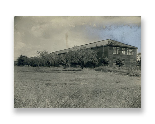 元陸軍騎兵学校の木造兵舎を改造した千葉県習志野校舎（1940年代後半）