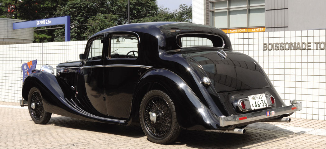 英国のSS社（後のジャガー社）は、1935年に初めてジャガーというブランドネームを冠した2.5リットル4ドアサルーンを発表した。本学のジャガーはその上位モデルで、全金属製のボディと3.5リットルのエンジンを搭載して1938年に発表された。英国車の代表らしく流れるような曲線が美しいクラシックカーだ。