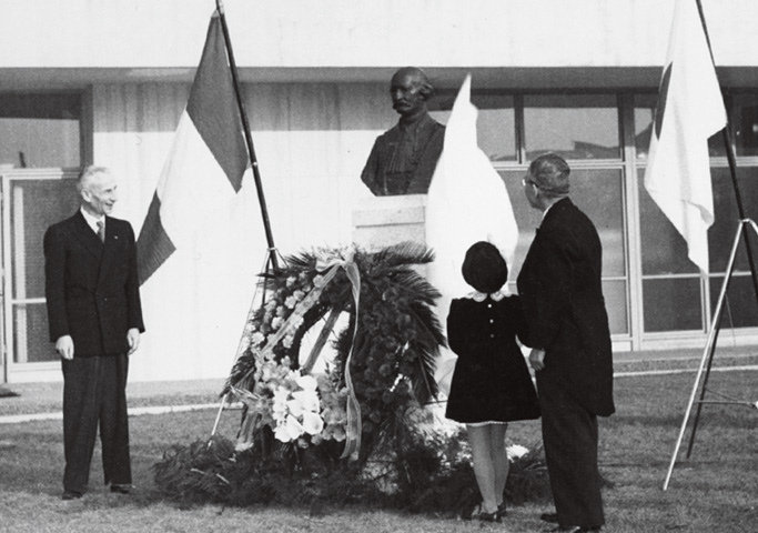 1953年12月21日、本学で行われた胸像除幕式に参列する大内兵衛と孫娘の茉利子（写真右側）、レヴィー仏大使（左側）