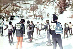 白馬村でのスキー教室の一場面。福岡は本学の学生だけでなく、一般に向けても広くオーストリアスキーを伝授した
