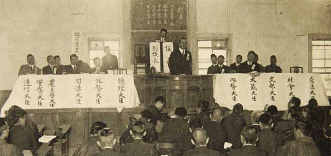 弁論部の模擬国会の様子（1926年度卒業アルバムより）。