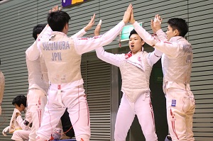 優勝した男子フルーレの選手たち（写真提供:スポーツ法政新聞会）