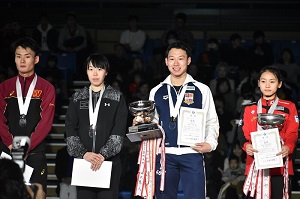 右から二番目　優勝カップを手にする西藤選手（写真提供:スポーツ法政新聞会）