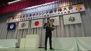 優勝カップを手にする森脇選手（写真提供:体育会ボクシング部）