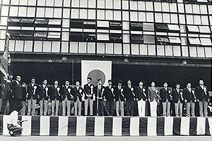 1964年東京オリンピック学内壮行会（左側校旗隣は谷川徹三元総長）