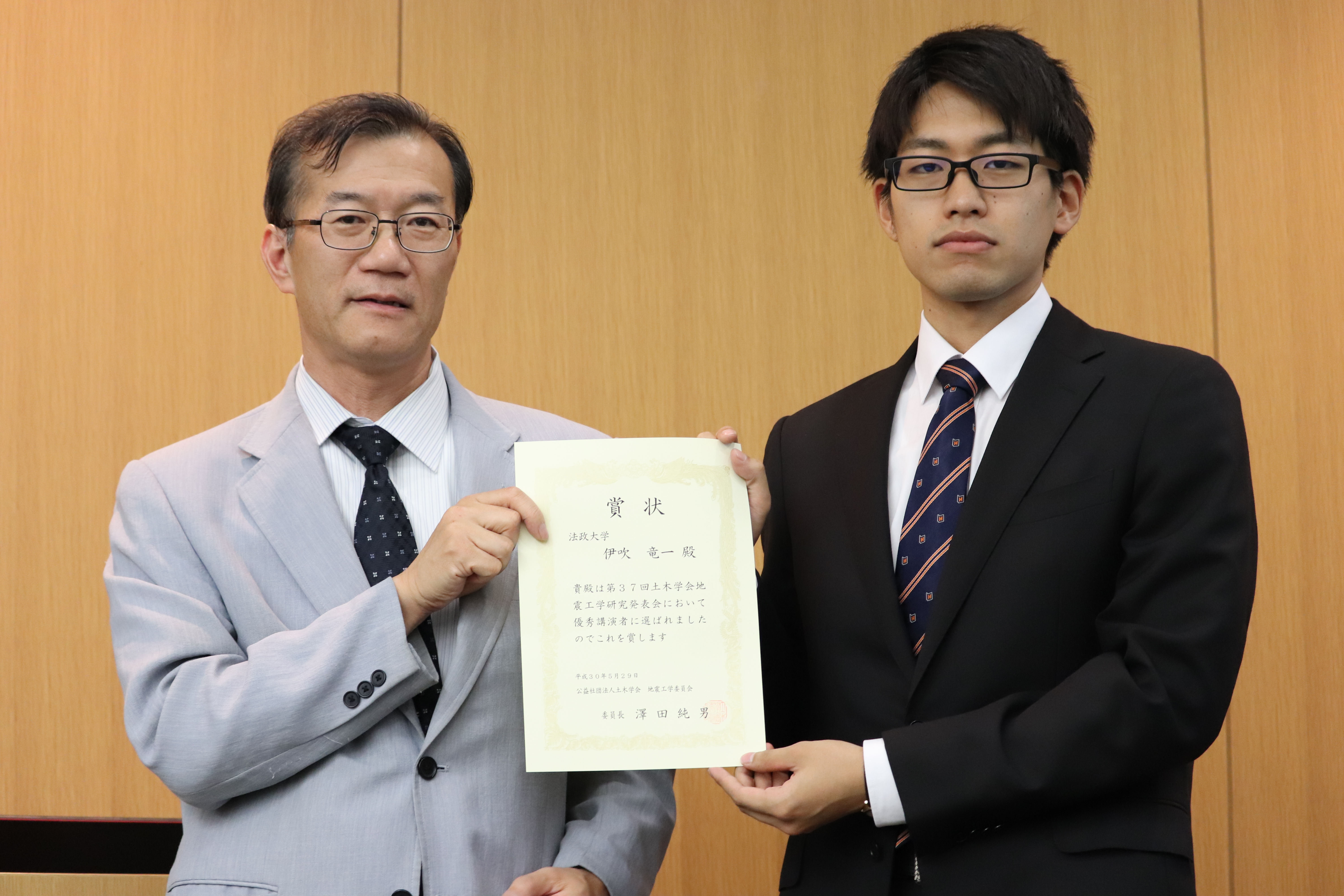 地震工学委員会 澤田純男委員長（左）と本学のネクタイをつけた伊吹竜一さん（右）