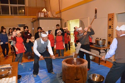 川谷地区の名人による「三人餅つき」