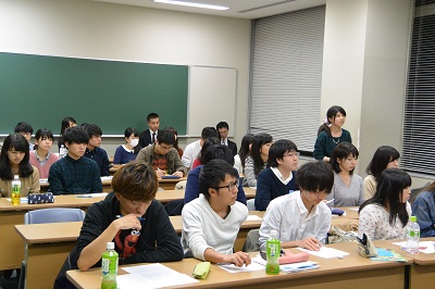 学生たちも熱心に質問しました