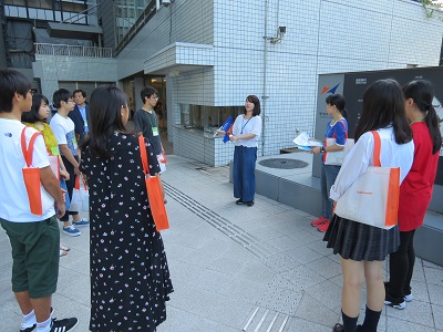 学部生の案内で市ケ谷キャンパス内を巡りました