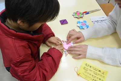 広告チラシでカラフルなコマ作り