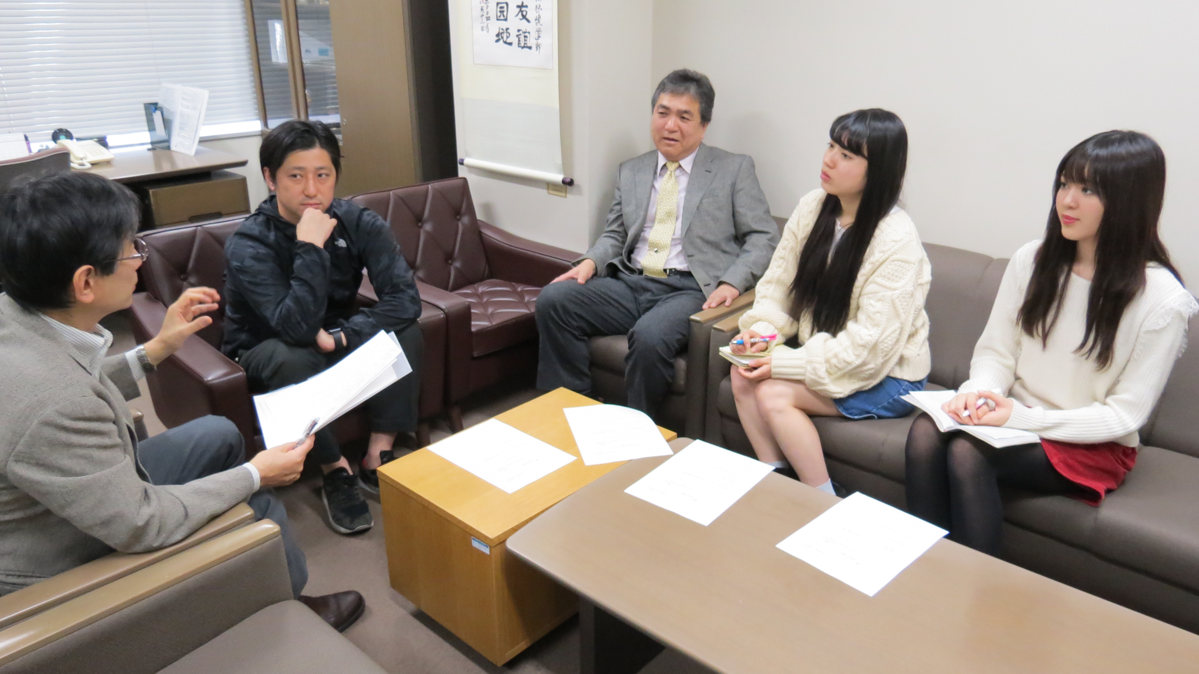 対談風景。左から、小島教授、齋藤さん、渡邊学部長、人間環境学部2年生の小川さん、3年生の東出さん