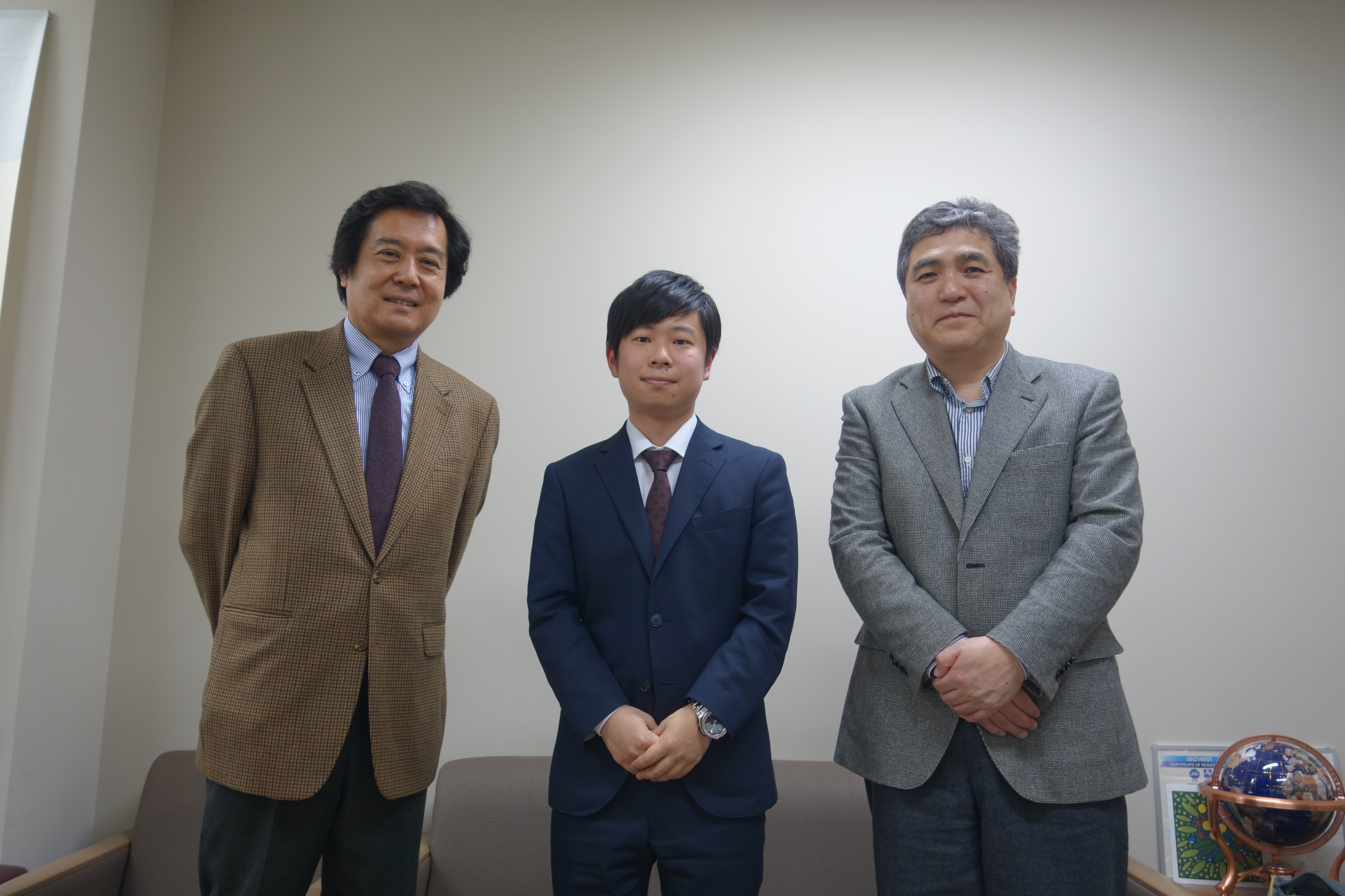 全員で記念撮影。左から長谷川教授、山本さん、渡邊教授。