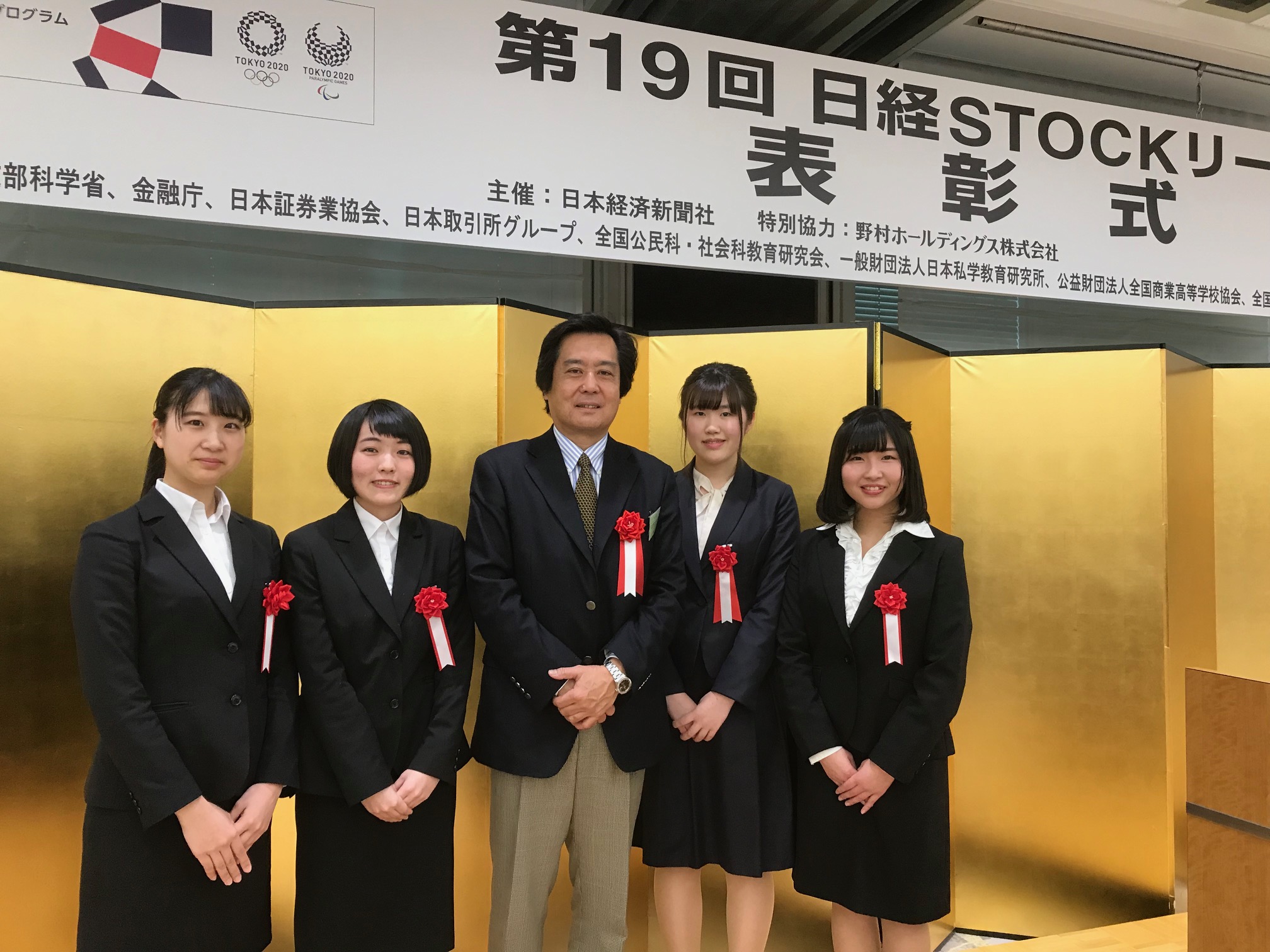 アイデア賞受賞チーム（左から中島さん、山口さん、長谷川教授、川島さん、氏平さん）