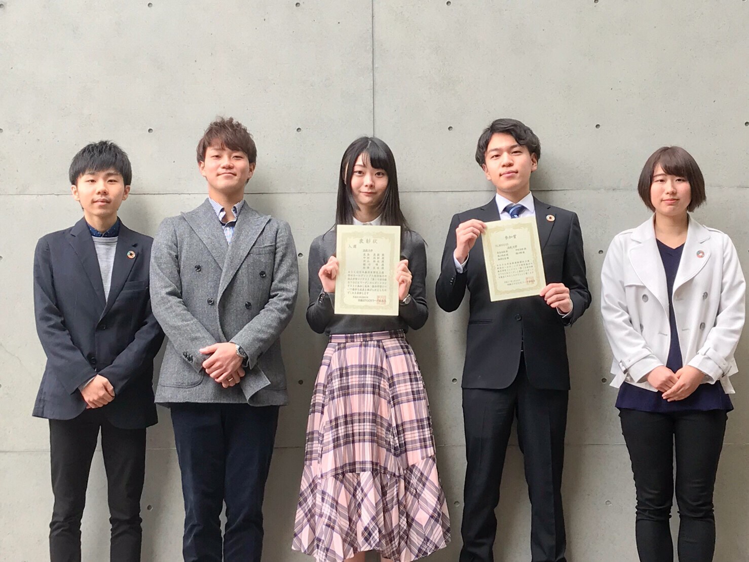 入選チーム「脱炭素リターンズ」（左から樋口さん、須山さん、長島さん、中村さん、相澤さん）