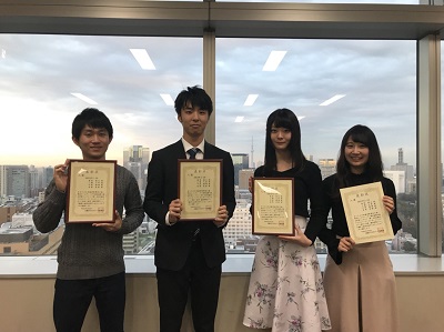 チーム「タヌキうどんキツネそば」（左から三輪さん、鹿島さん、長島さん、中島さん）