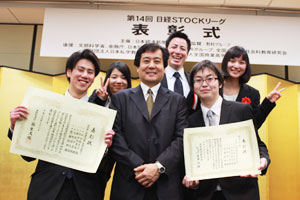 入選率0.07％を勝ち抜き、最優秀賞を獲得したチーム「日本列島」と長谷川教授。写真左から、河野さん、浦尾さん、長谷川教授、阿世知さん、齋藤さん、品田さん