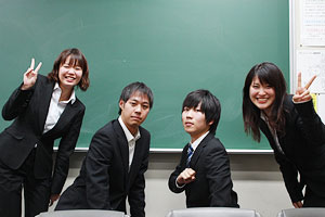 「狙いはイスラム！」を研究したチーム「syukran」。左から、糖塚琴美さん、森野功太郎さん、中村光貴さん、横井利奈さん
