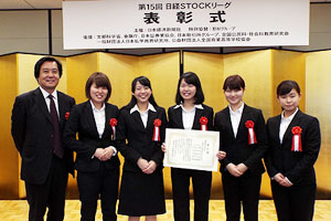 審査員特別賞を受賞したチーム「お花畑」（写真右から、小坂さん、福屋さん、糠塚さん、志村さん、久米さん）と長谷川教授（左）