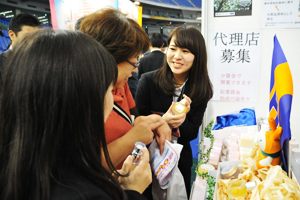 来場者に商品説明をする太田実希さん