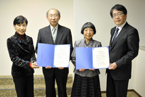 出席者一同。左から田中総長、牧野教授、牧野千歳様、廣瀬常務理事