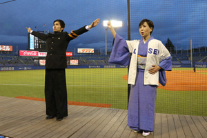 雨により開始が繰り下げとなった開幕戦。暗くなった神宮球場に校歌が明るく響いた