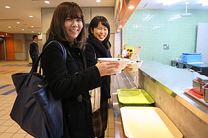 熊本ラーメンを購入した学生