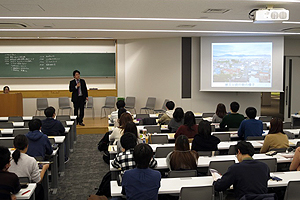 本学OBの山中氏（復興庁）による被災地の現状についての説明