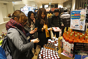 直売所でお土産を吟味している参加学生