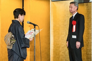 第38回観世寿夫記念法政大学能楽賞を 受賞した岡本章氏（演出家）