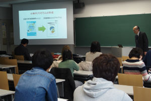 発表風景（院・公共政策研究科金藤ゼミ　吉田さん）