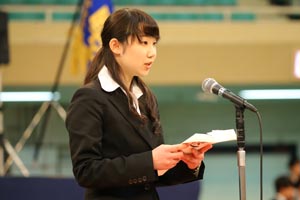 午前の部で卒業生に向け在学生送辞を述べる渥美早紀さん（現代福祉学部3年）